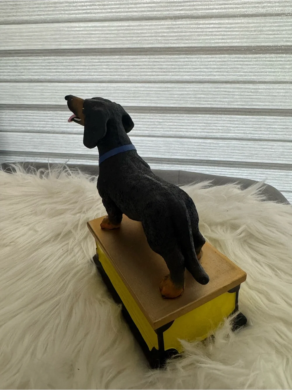 Kenning 6.5 Inch Dachshund Figure